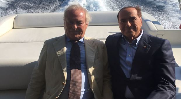 Il presidente dell'Associazione Nautica Regionale Campana Gennaro Amato con l'ex presidente del Consiglio Silvio Berlusconi