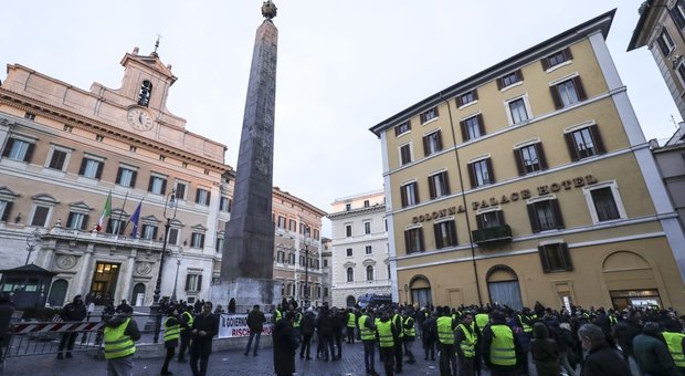 Roma, Ncc protestano al Senato dopo rinvio decreto: fumogeni e striscioni