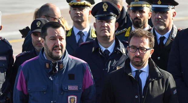 Caso Battisti, la Procura: «Archiviare denuncia contro Salvini e Bonafede per mancanza di dolo»