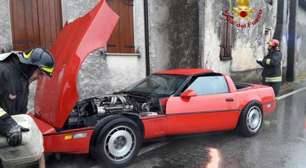 Treviso, con la Chevrolet Corvette finisce contro il muro di una casa: distrutta auto d'epoca