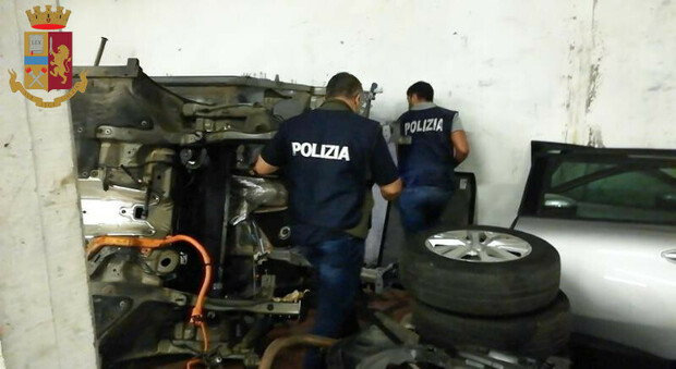 Roma, a Borghesiana garage trasformato in un'officina dove smontare auto rubate