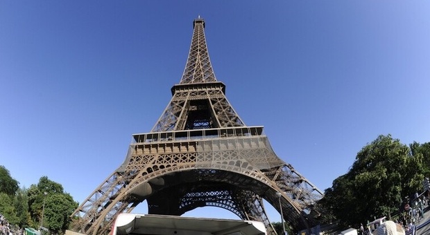 Uomo arrestato dopo essersi lanciato con il paracadute dalla Torre Eiffel
