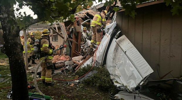 Un piccolo aereo si è schiantato sul tetto di una casa, morto un 22enne italiano