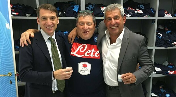 Alberto Vallefuoco con il magazziniere Tommaso Starace e l'ex campione azzurro Salvatore Bagni