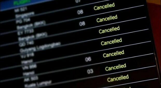 Usa, tutti i voli aerei bloccati per un guasto informatico: cosa sta succedendo