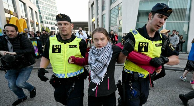 Eurovision, Greta Thunberg arrestata insieme a dei dimostranti: caos fuori alla Malmoe Arena