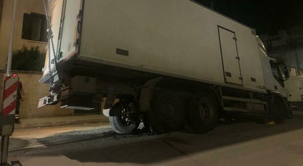 Cede l'asfalto, il camion carico di patate si rovescia su un fianco: strada bloccata per ore