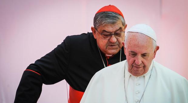Papa a Napoli, il cardinale Sepe inciampa sulla passerella