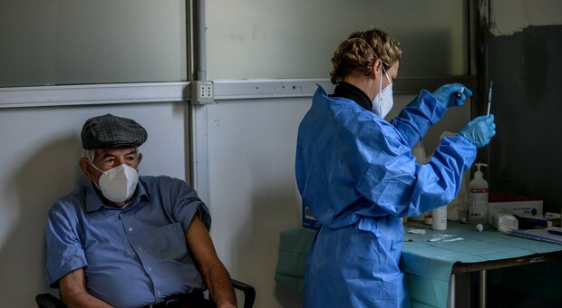 Medici di base, dal 15 marzo vaccinazioni in ambulatorio. Acquaroli: «Potremo contare su circa 1.200 professionisti»