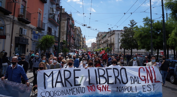 Napoli Est, 200 persone in strada contro l'impianto Gnl a Vigliena