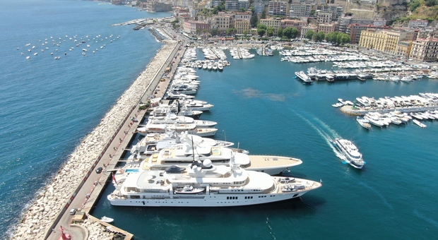 Napoli, due ragazzi salgono abusivamente su uno yacht privato a Mergellina: denunciati