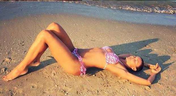 Martina Colombari sexy in spiaggia: il lato B infiamma la rete