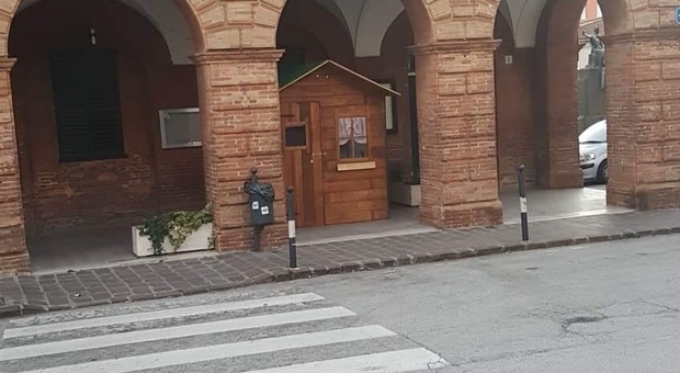 Montemarciano, baby vandali si accaniscono contro la casetta
