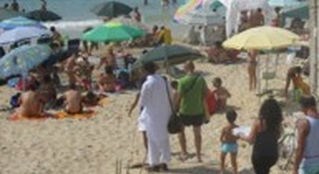 Ombrelloni “segna posto”: in spiaggia scoppia la lite