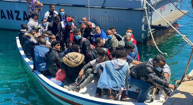 Migranti, sbarchi continui a Lampedusa: 1.200 persone adesso nell'hotspot