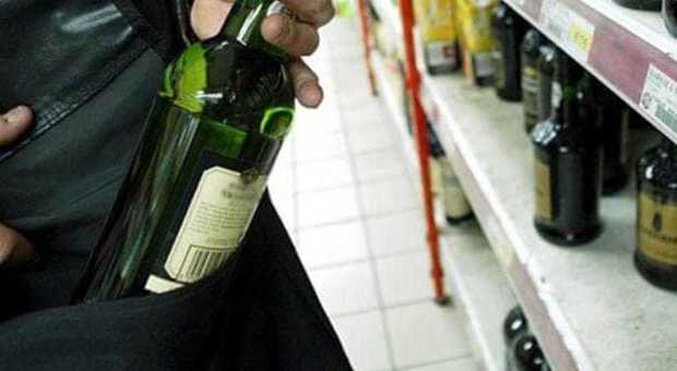 Tentò di rubare bottiglie di liquori, rischia una multa di 5000 euro