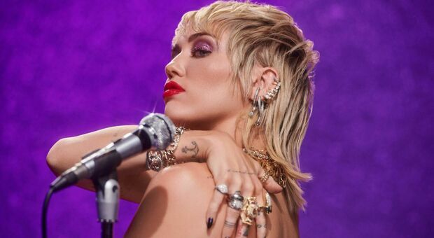 Miley Cyrus è tornata: in arrivo il nuovo album "Plastic Hearts"