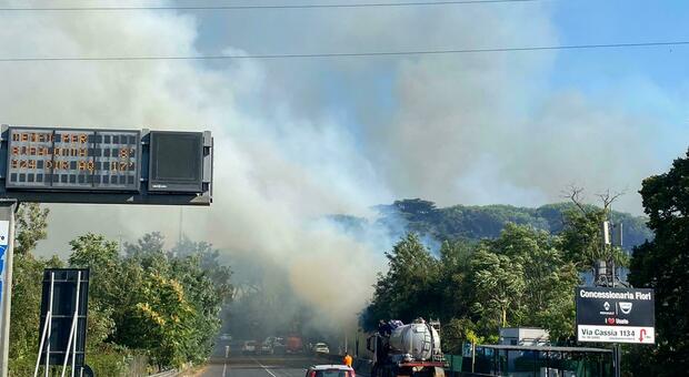 Incendio sulla Cassia, fiamme vicino il parco dell'Insugherata: evacuato un edificio