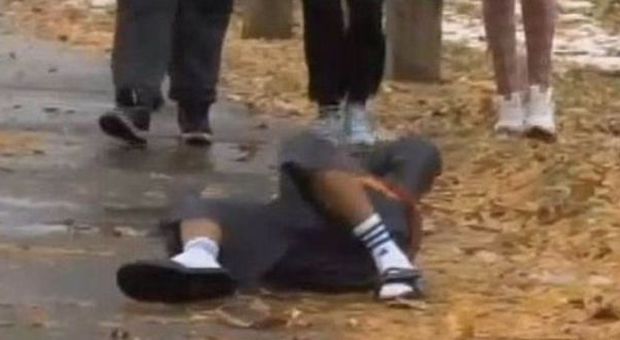 Dodicenne gioca con una pistola finta al parco, poliziotto gli spara allo stomaco