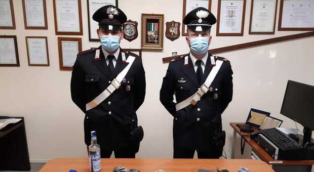Il materiale sequestrato dai carabinieri