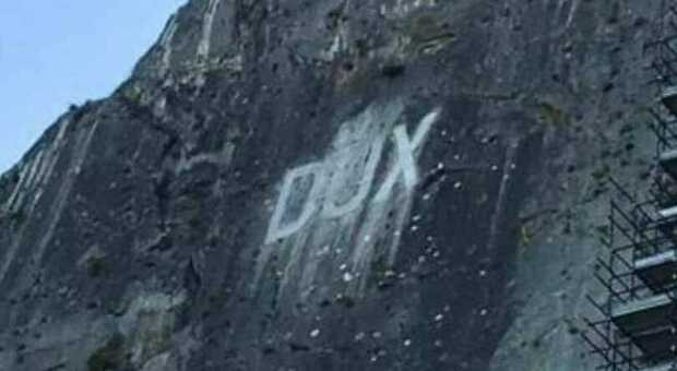 Ripulita la scritta "Dux" impressa nella roccia: polemiche in Abruzzo