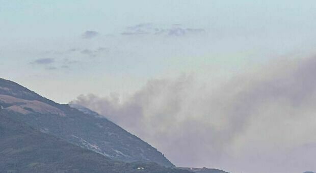 Le fiamme tornano a colpire il monte Serra, nuovo intervento dei vigili del fuoco