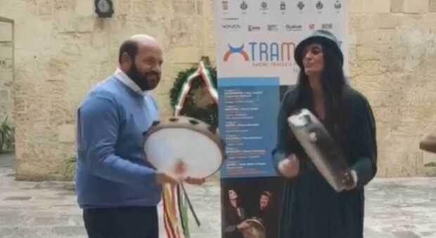 Stefano Minerva balla col tamburello a Palazzo Adorno