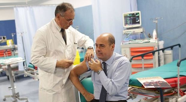 Roma, Zingaretti fa il vaccino antinfluenzale al Grassi: «Bene la campagna sanitaria»