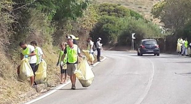 Arrivano i turisti, a Marina di Camerota task force per pulire il paese