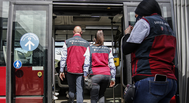 Roma, controllore Atac preso a pugni sull'autobus da un passeggero senza biglietto: è in ospedale