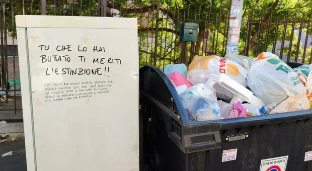A Roma i rifiuti senza regole: le invettive lanciate vicino al cassonetto
