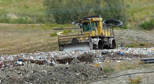 La lavorazione dei rifiuti nella discarica di Relluce