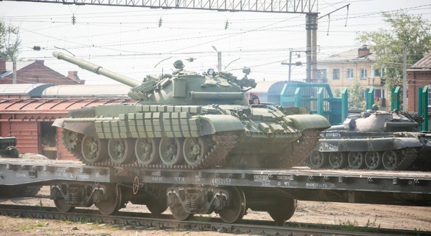 Russia senza i carri armati: in Ucraina arrivano i T-62 usati per l'invasione di Praga nel '68