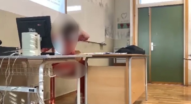 Studenti sparano alla prof con una pistola ad aria compressa a Rovigo, il video sui social