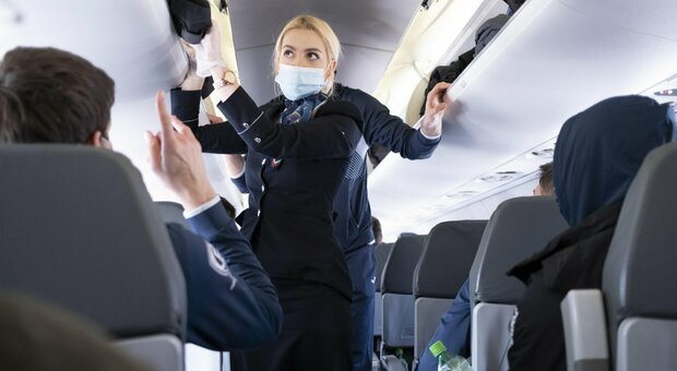 Passeggero dell'aereo disgustato dall'alito del vicino chiede all'hostess: «Potrei avere dei fondi di caffè? Mi sta uccidendo»