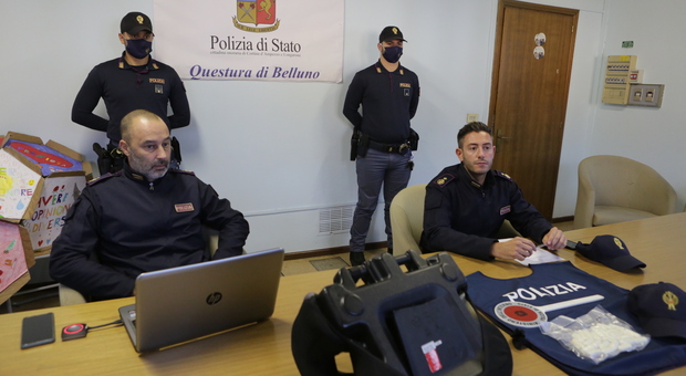 La conferenza stampa della polizia. Gli agenti delle Volanti di Belluno hanno arrestato un 36enne per spaccio di droga