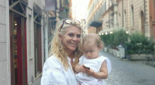 Eleonora Daniele dopo il successo in tv, shopping nella Capitale con la figlia Carlotta e le amiche