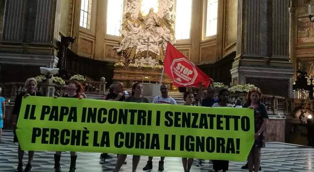 Papa a Napoli, la protesta degli sfollati degli Incurabili al Duomo: «La Curia ci ignora»