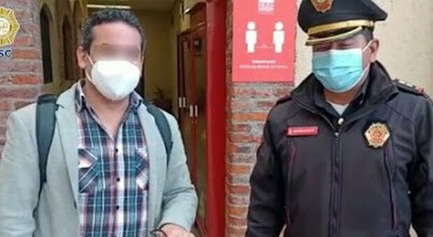 Un poliziotto messicano trova una valigia con 35.000 pesos e la restituisce al proprietario