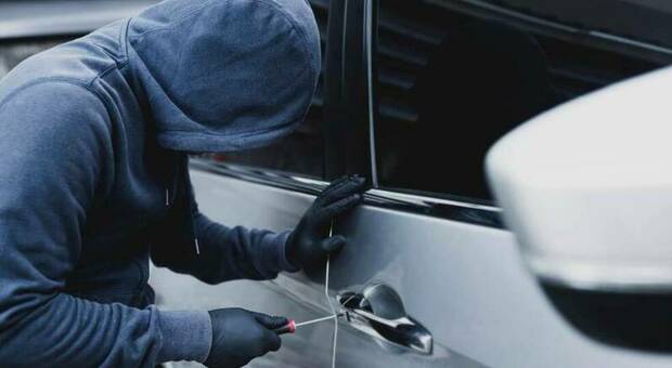 Napoli, sorpreso mentre duplicava le chiavi di un’auto rubata: denunciato