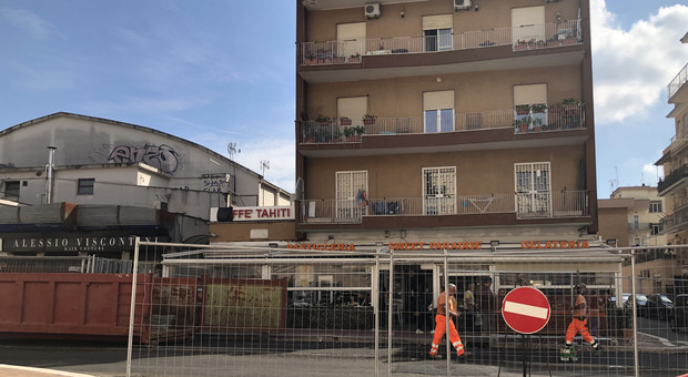 Roma, i lavori (infiniti) in via Pietro Maffi: traffico e zero parcheggi. Sos dei commercianti: «Così perdiamo clienti»
