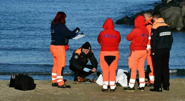 Si tuffa in mare dal catamarano ma non riemerge più: turista morto in Salento