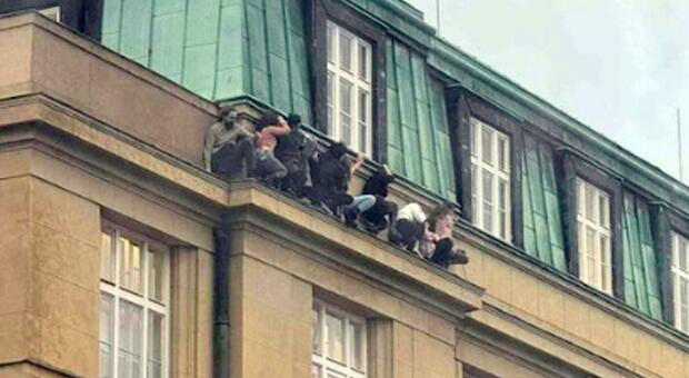 Praga, strage all'università: studenti fuggono sui cornicioni, una ragazza precipita e muore