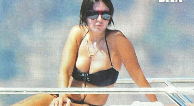 Sabrina Ferilli, sirenetta in bikini in barca col marito Flavio Cattaneo