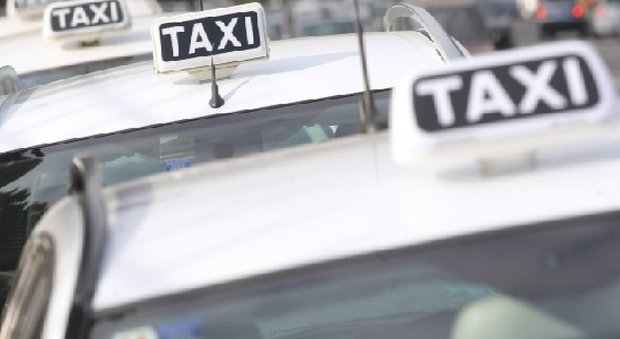 Taxi abusivi: conducente croato nei guai, mezzo sequestrato