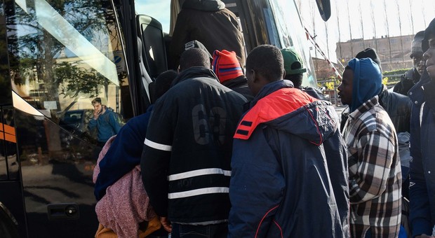 IMMIGRAZIONE Migranti in attesa di partire verso un centro di accoglienza