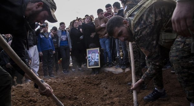 La sepoltura di un combattente siriano