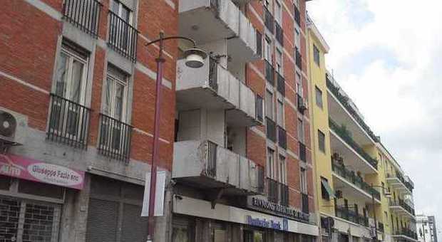 Caserta. Si sbriciolano i balconi di un palazzo di via Roma: l'allarme dei residenti
