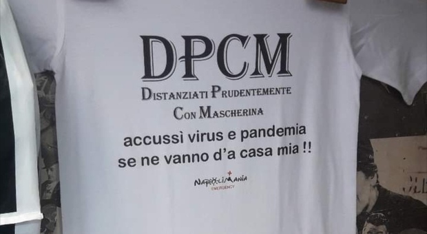 Napolimania lancia la t-shirt «Dpcm»: «Distanziati prudentemente con mascherina»
