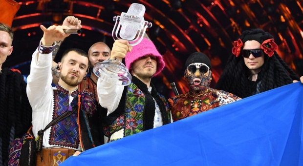 Kalush Orchestra, la band ucraina che ha vinto l'Eurovision ha venduto il trofeo per finanziare l'acquisto di tre doni per l'esercito